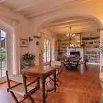 Les Ombrelles וילה