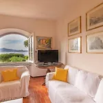 Les Ombrelles וילה